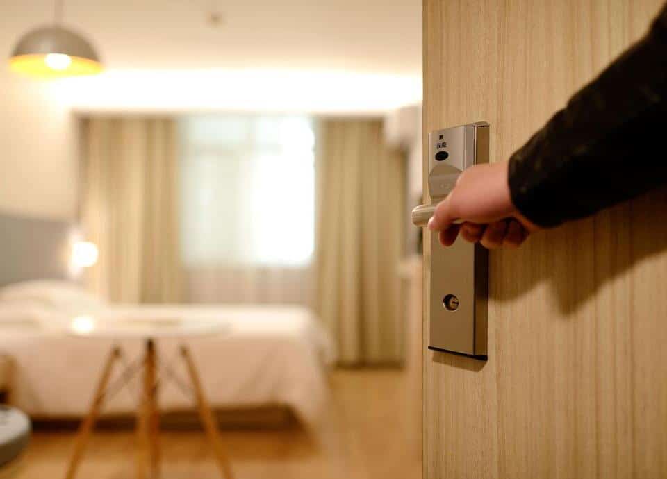 puerta control de accesos apartamentos turisticos