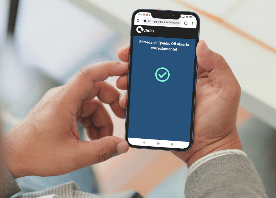 Detalle de las manos de la una persona sujetando un móvil con el enlace de una e-Key de Qvadis en la pantalla