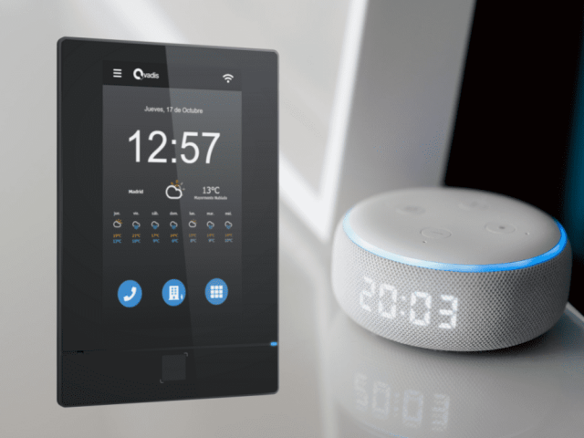 Qvadis One junto a altavoz Amazon Echo Dot