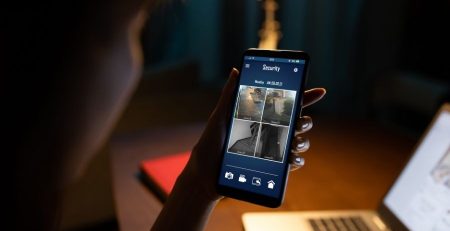 Persona con el móvil comprobando la seguridad del móvil